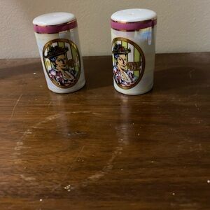 Vintage salt/pepper shakers featuring Minnie Pearl